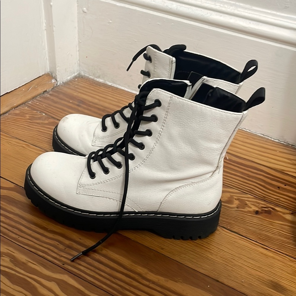 Sincerely Jules White Lace-Up Boots with Black Soles - Picture 4 of 5
